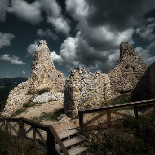 Čachtický hrad a mraky