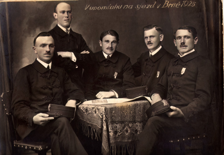 Upomínkové foto na sjezd dobrovolného hasičstva v Brně 5.7.1925