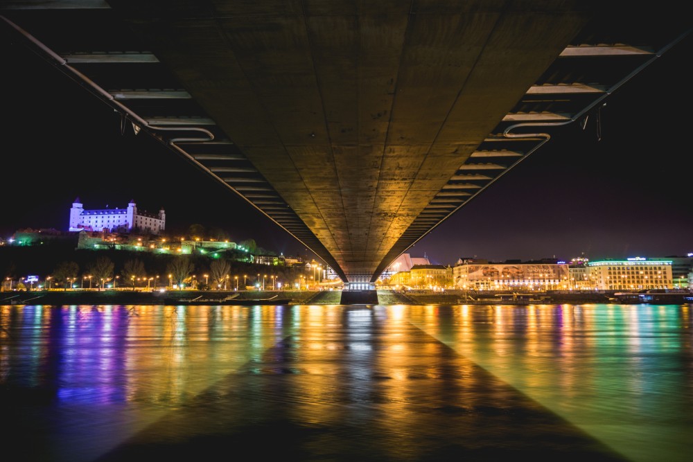 V noci pod mostom