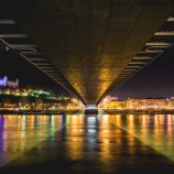 V noci pod mostom