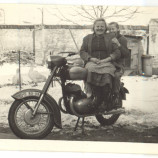 Babka s dcérou na motorke