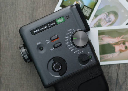 Fujifilm predstavuje hybridný instantný fotoaparát instax mini Evo Cinema™ 3 v 1
