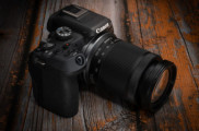 Dobre vybavený malý Canon EOS R10