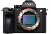 Sony predstavuje nový A7R III, univerzálny a superteleobjektív