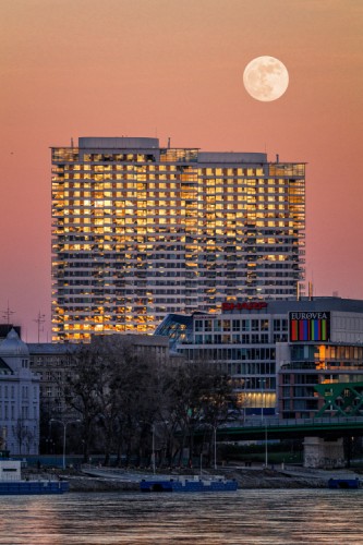 mesiac nad panorama veziakmi