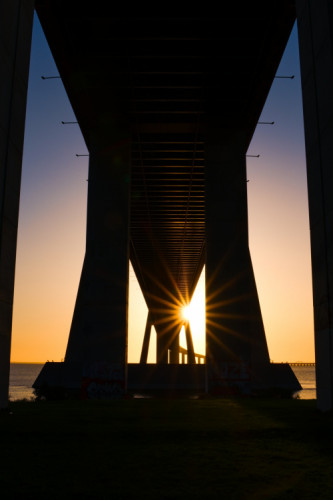 Slnko medzi piliermi.