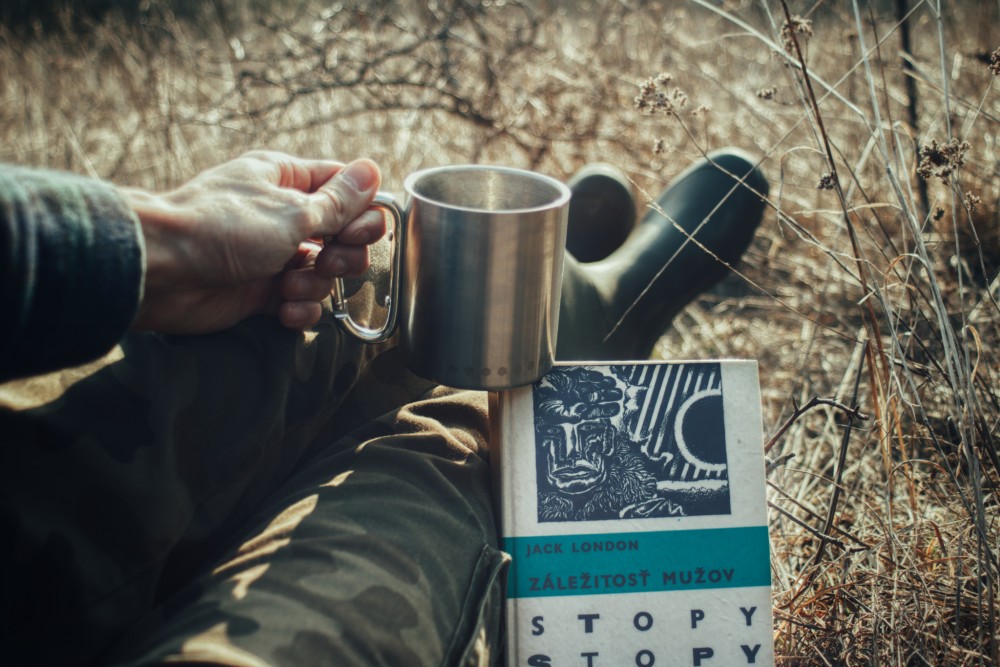 Kava+kniha+les= najlepší relax