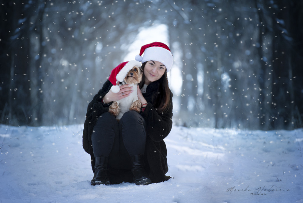 Zimný portrét dievčaťa so svojím psíkom.
