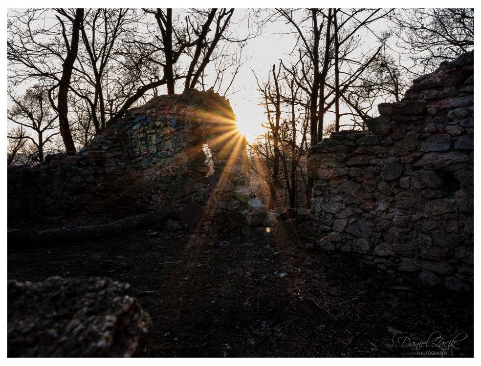 Zapad slnka v ruine