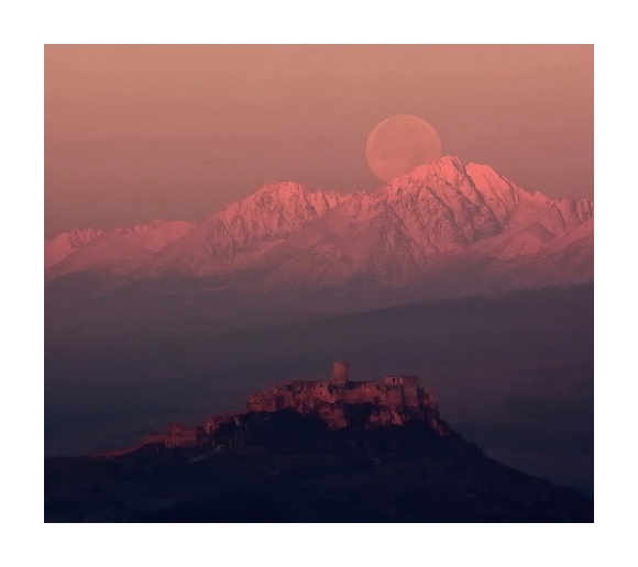 Spišský hrad - Tatry a západ supermesiaca / o cca 3 min. neskôr