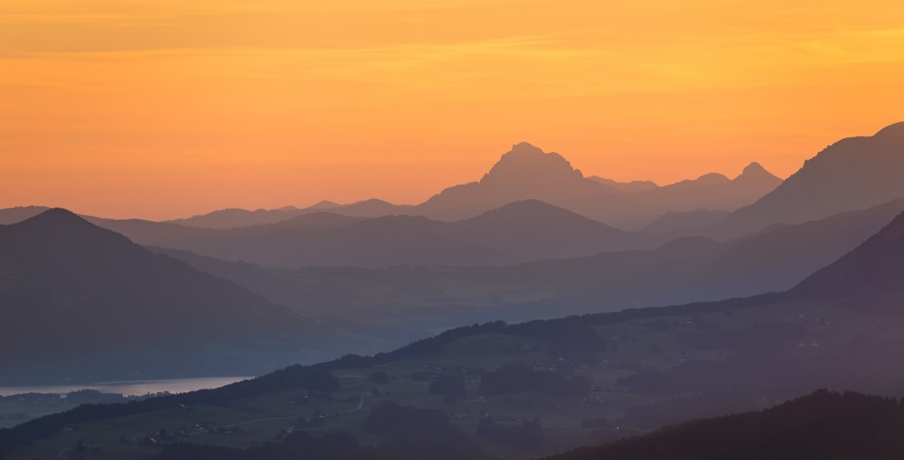 * Nad Alpami sa brieždi *