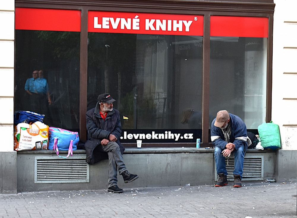 Čekají až budou levnější