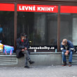 Čekají až budou levnější