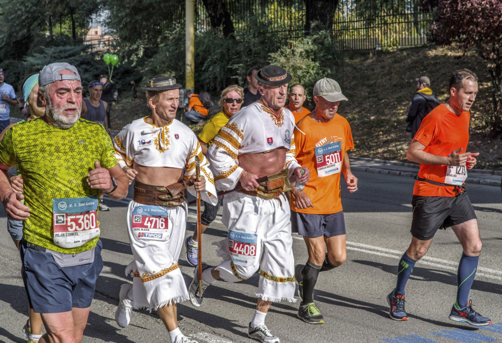 Slovenskí maratónski bežci v tradičných krojoch.