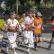 Slovenskí maratónski bežci v tradičných krojoch.