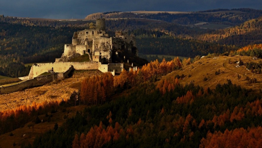 Spišský hrad v jesennej scenérii / Zasvietilo ...