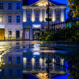 Odraz mesta v kaluži vody