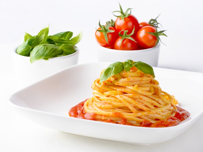 Spaghetti ( linquine ) al pomodoro e basilico