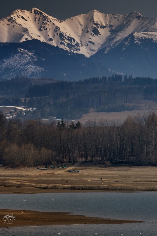 Liptovská Mara. V pozadí Západné Tatry.