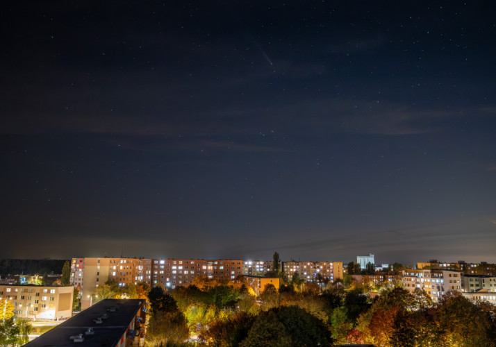 Kométa nad mestom