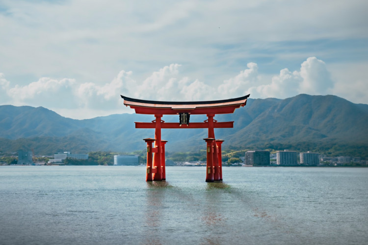 Plávajúca brána Torii na Mijadžime
