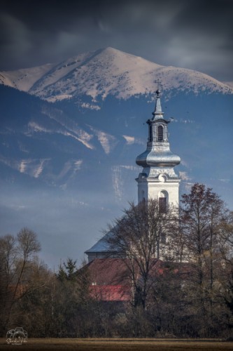 Evanielický kostol v Príbovciach. V pozadí Veľký Kriváň. Malá Fa