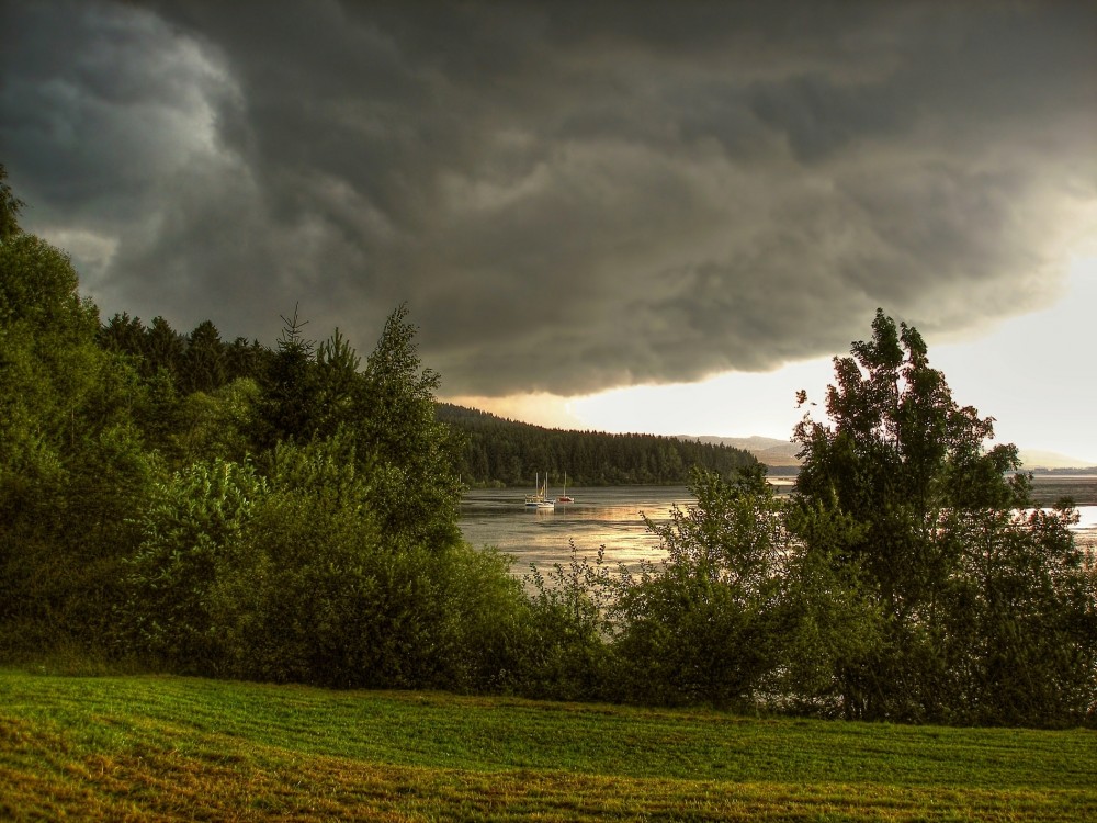 Búrka nad priehradou