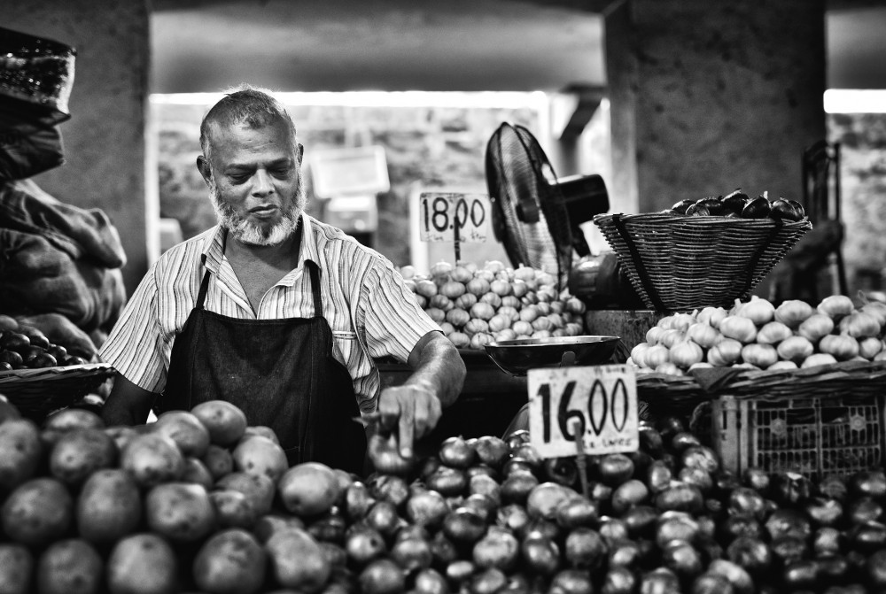 Predavač v Port Louis central market 4