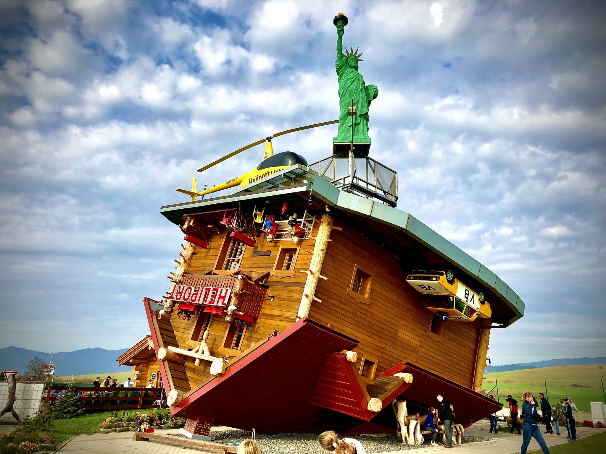 Liptovský Mikuláš Dom hore nohami Galéria Fotoma.sk