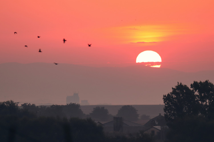 Východ slnka spoza Vihorlatských vrchov