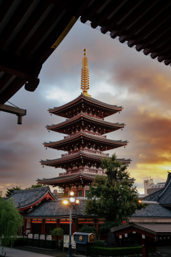Pagoda chrámu Senso-ji pri súmraku