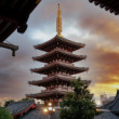 Pagoda chrámu Senso-ji pri súmraku