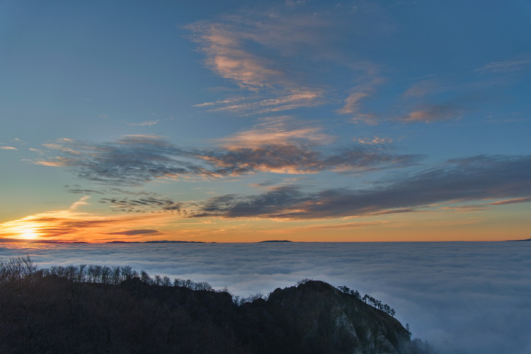 Východ slnka nad nekonečnou inverziou
