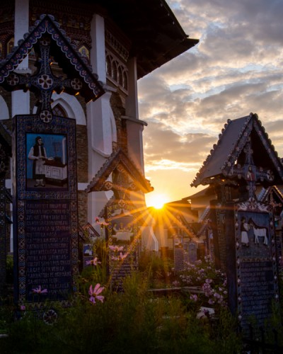 Západ slnka na UNESCO cintoríne Merry
