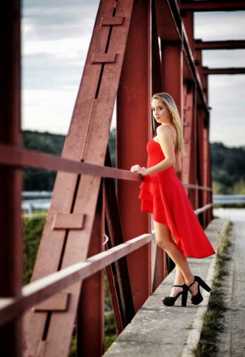 Dievča v červených šatách