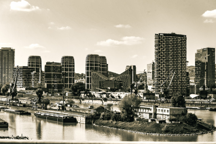 Bratislava z prístavného mosta