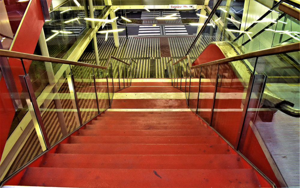 Červené schodiště