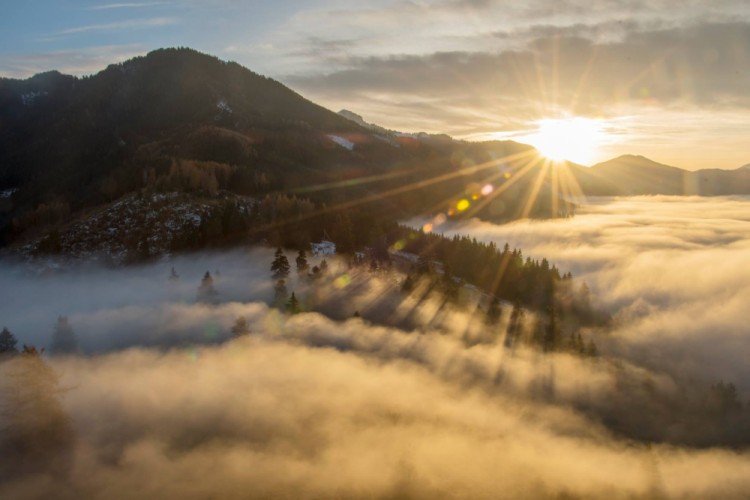 posledne luce nad oblakmi