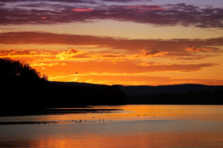 Čertovo ráno nad hladinou
