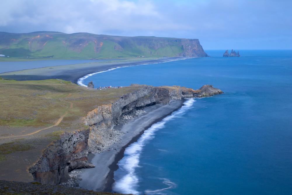 Čierna pláž Reynisfjara a skalné útvary Reynisdrangar