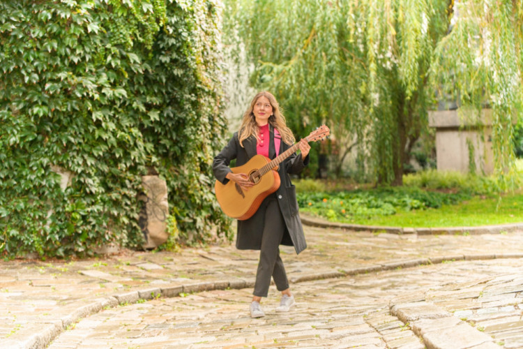Dievča s gitarou 2