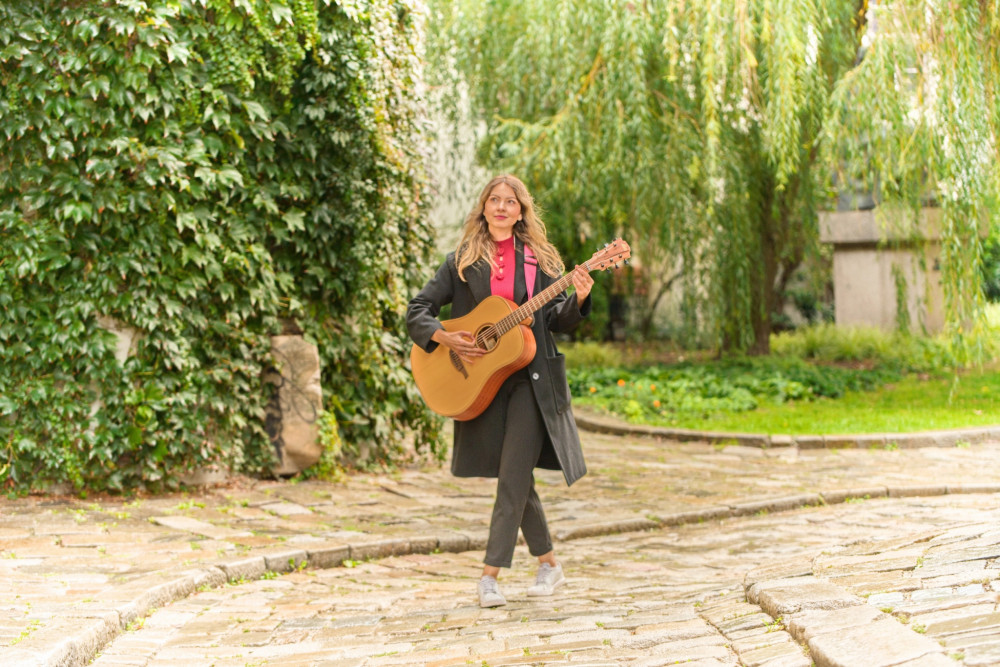 Dievča s gitarou 2