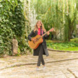 Dievča s gitarou 2