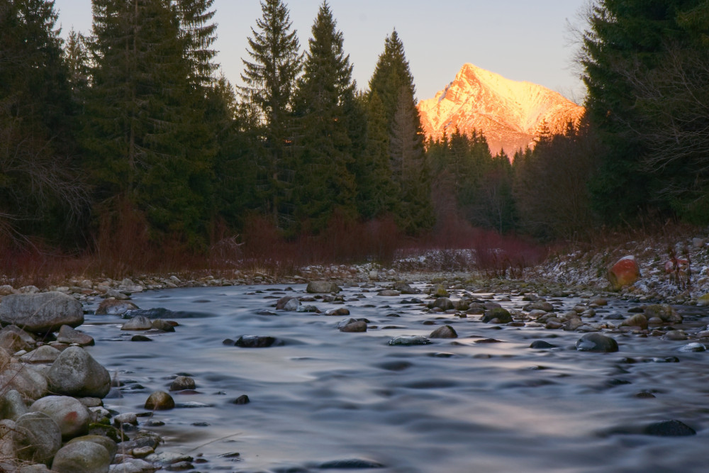 Kriváň zaliaty večerným slnkom