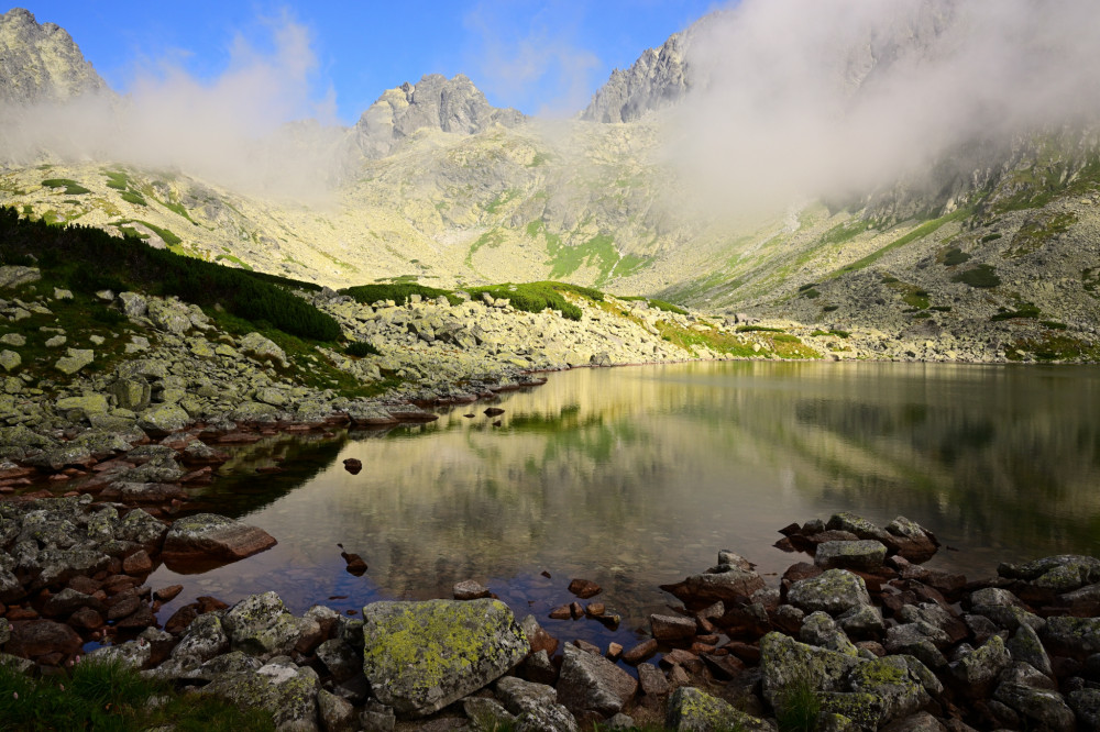 Batizovské pleso v hmle