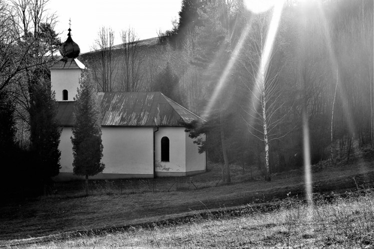 Slnečné lúče nad kostolíkom