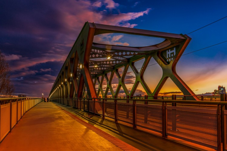 Starý most pri západe slnka