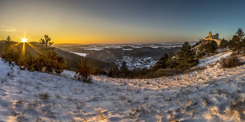 Zimná panoráma Čachtického hradu