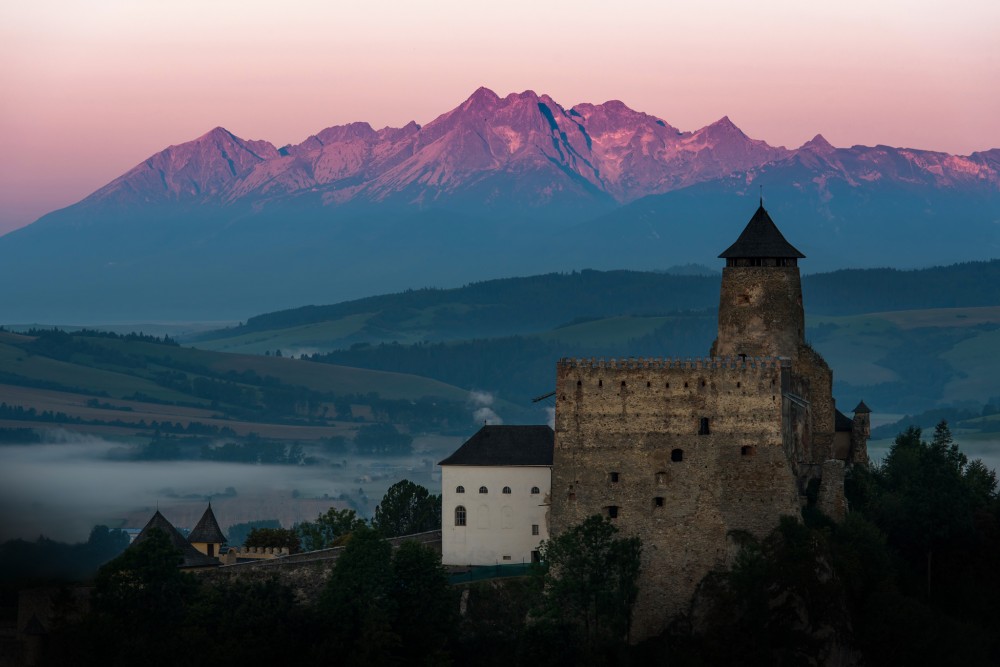 Staroľubovniansky hrad s panorámou Vysokých Tatier
