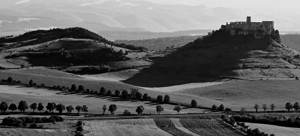 Spišský hrad v čase vrhu svojho tieňa ...